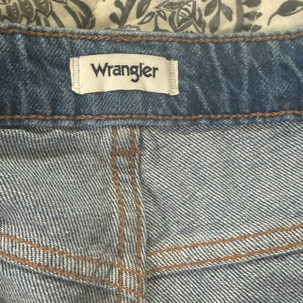 NWOT ✨ WOMEN'S HIGH RISE MID-LENGTH COWBOY SHORT - Picture 8 of 9